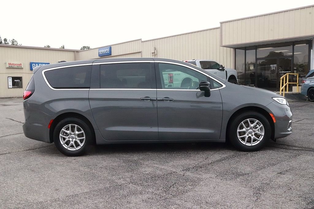 Used 2025 Chrysler Pacifica Select