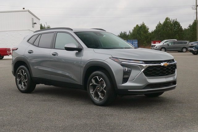 2024 Chevrolet Trax LT photo 2