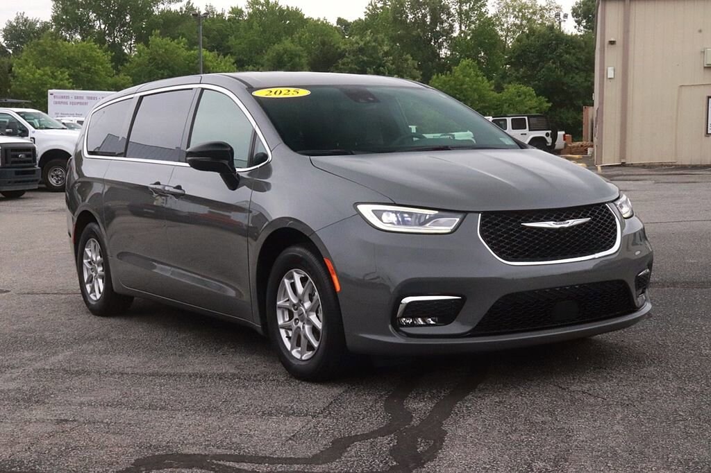 Used 2025 Chrysler Pacifica Select