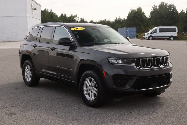 2024 Jeep Grand Cherokee Laredo photo 3