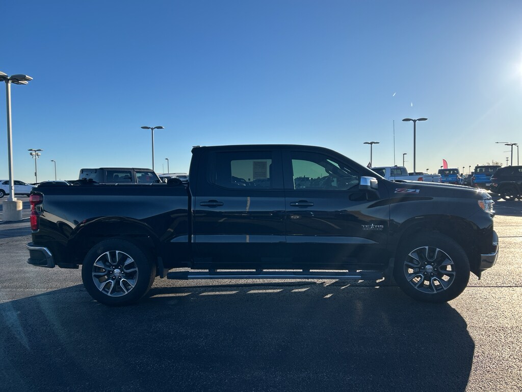 2024 Chevrolet Silverado 1500 LT photo 3