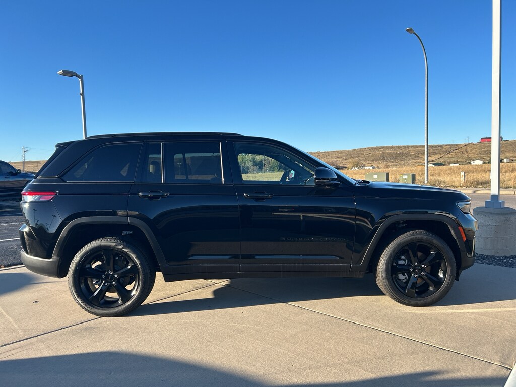 2025 Jeep Grand Cherokee Limited photo 3
