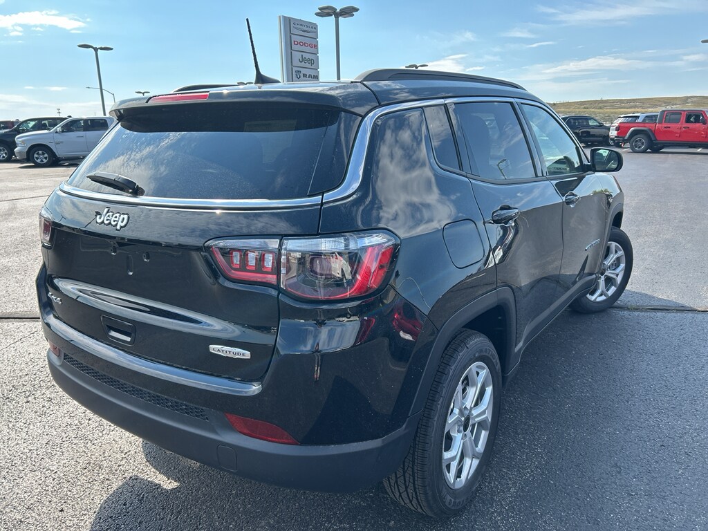 2025 Jeep Compass Latitude photo 4