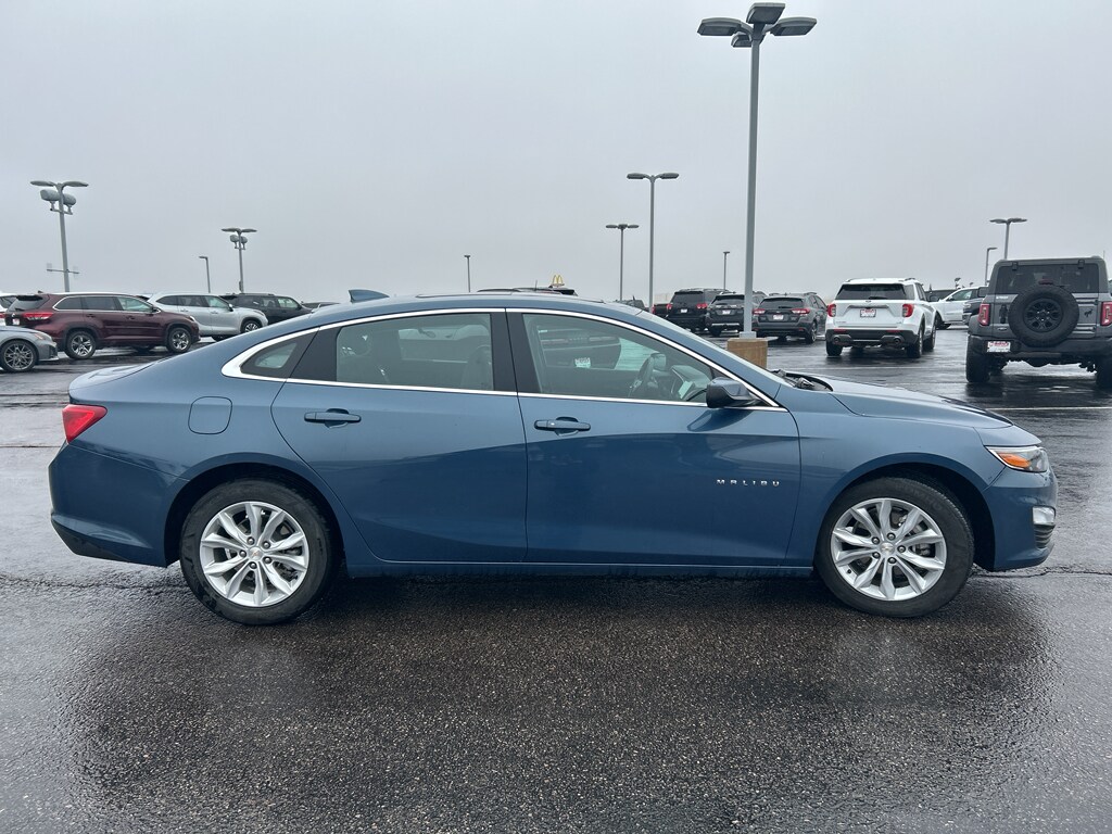 2024 Chevrolet Malibu 1LT photo 2