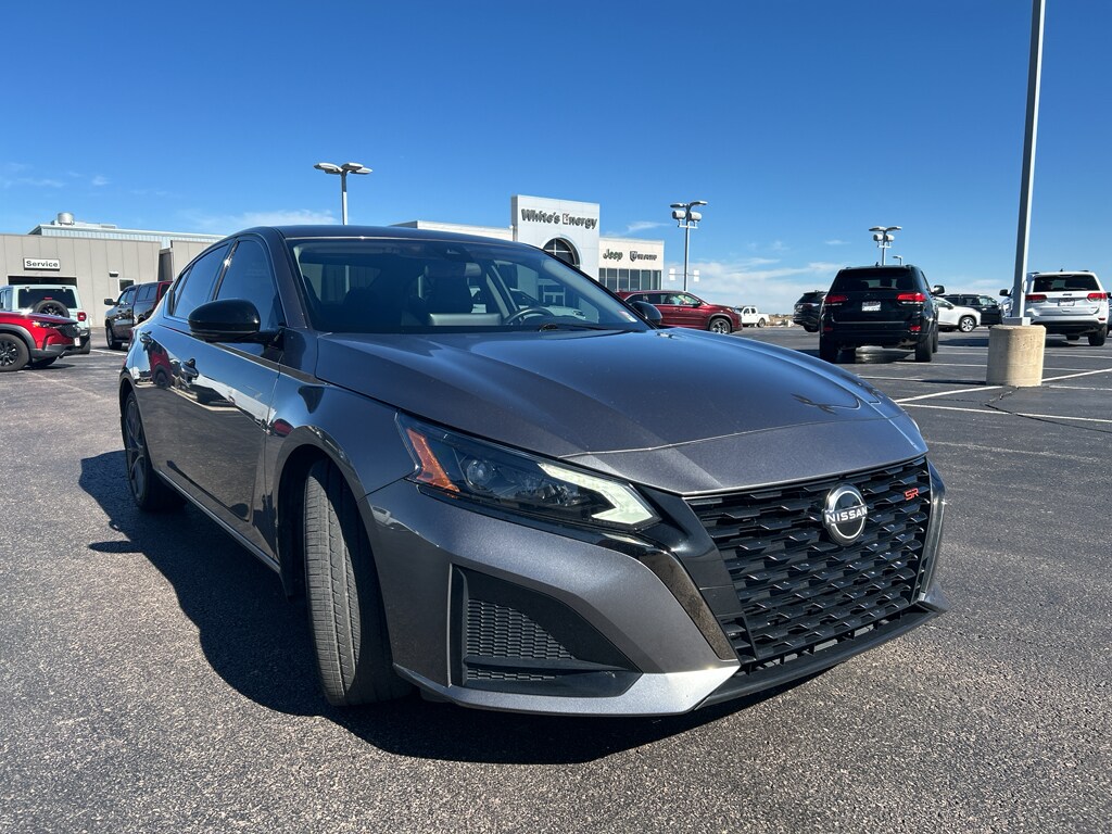 2023 Nissan Altima SR photo 3