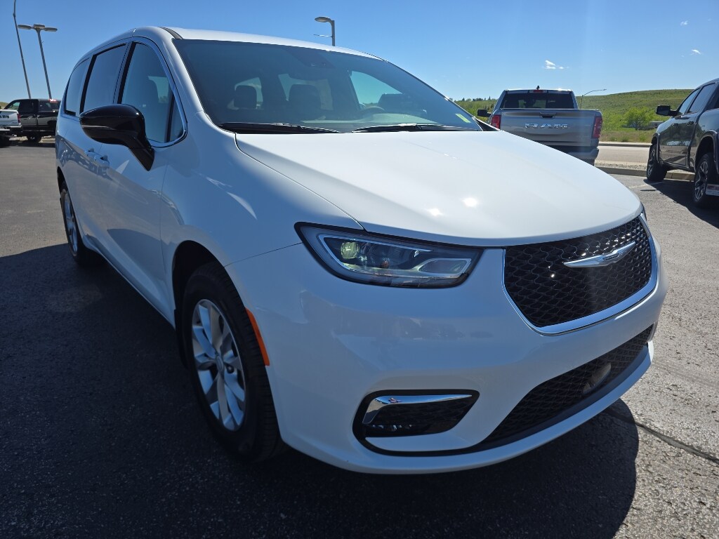 2025 Chrysler Pacifica photo 3