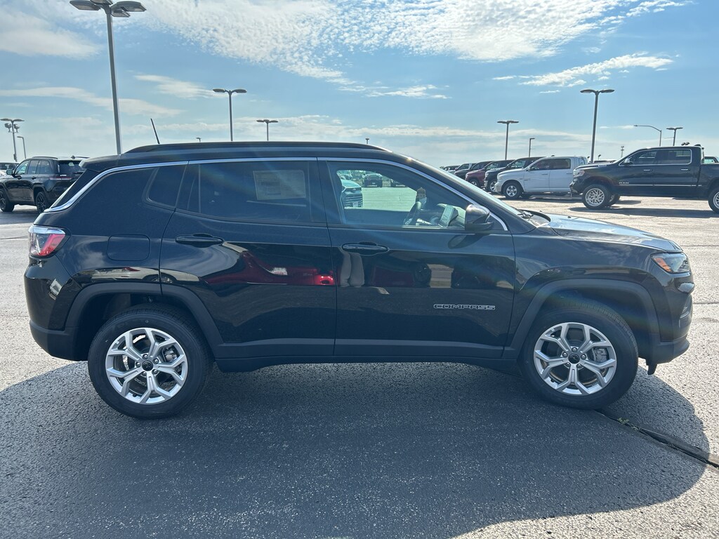 2025 Jeep Compass Latitude photo 3