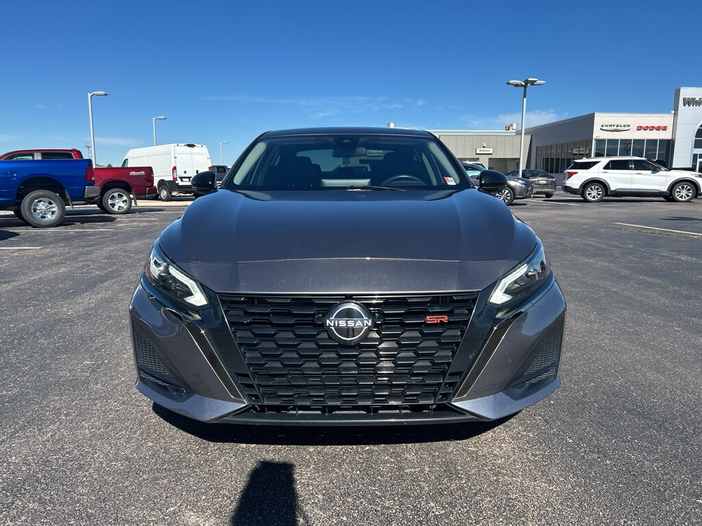2023 Nissan Altima SR photo 2