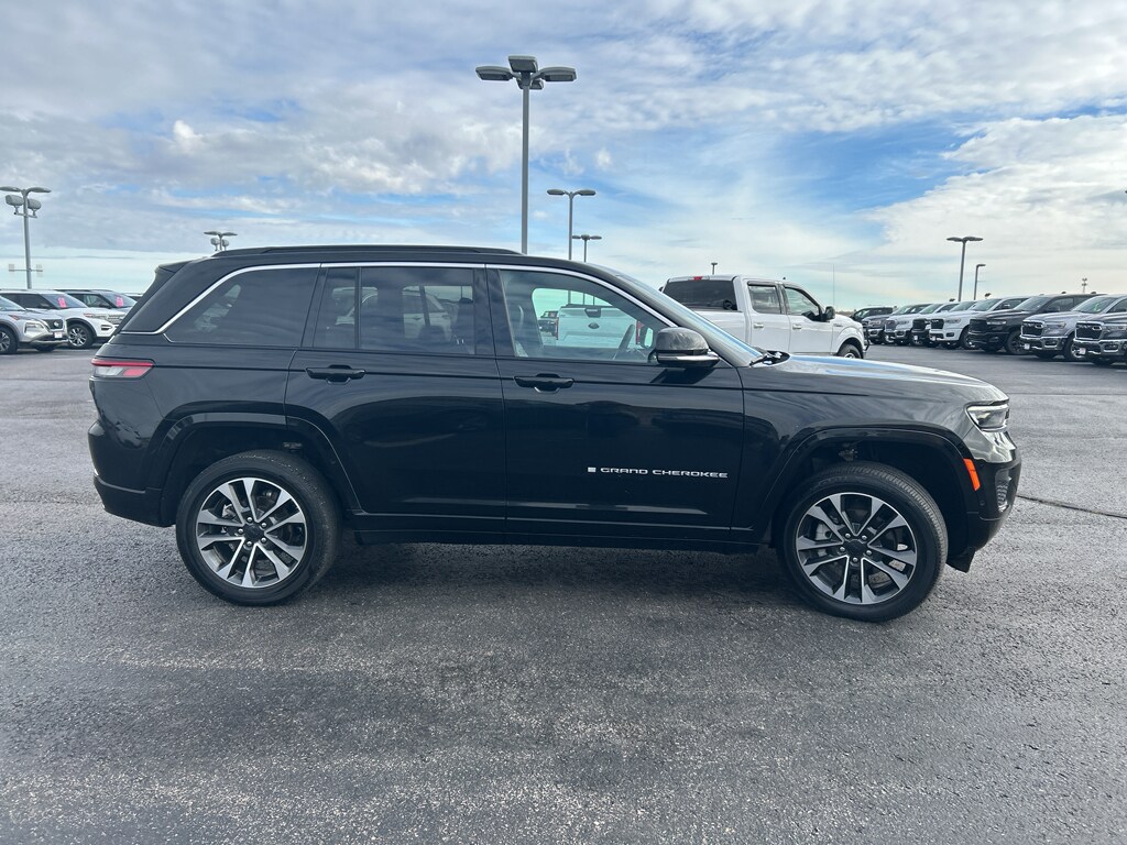 2024 Jeep Grand Cherokee Overland photo 3