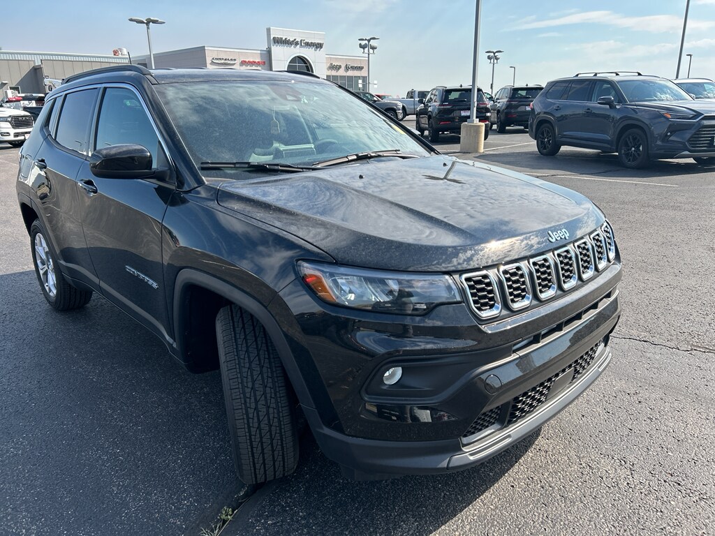 2025 Jeep Compass Latitude photo 2