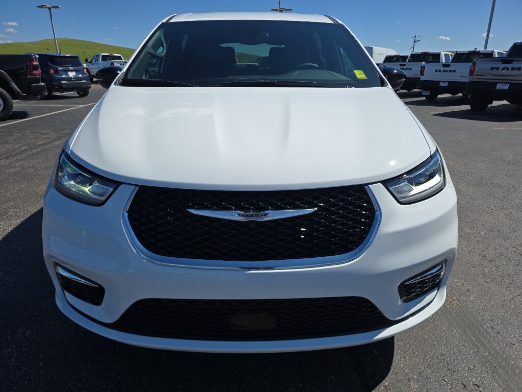 2025 Chrysler Pacifica photo 2