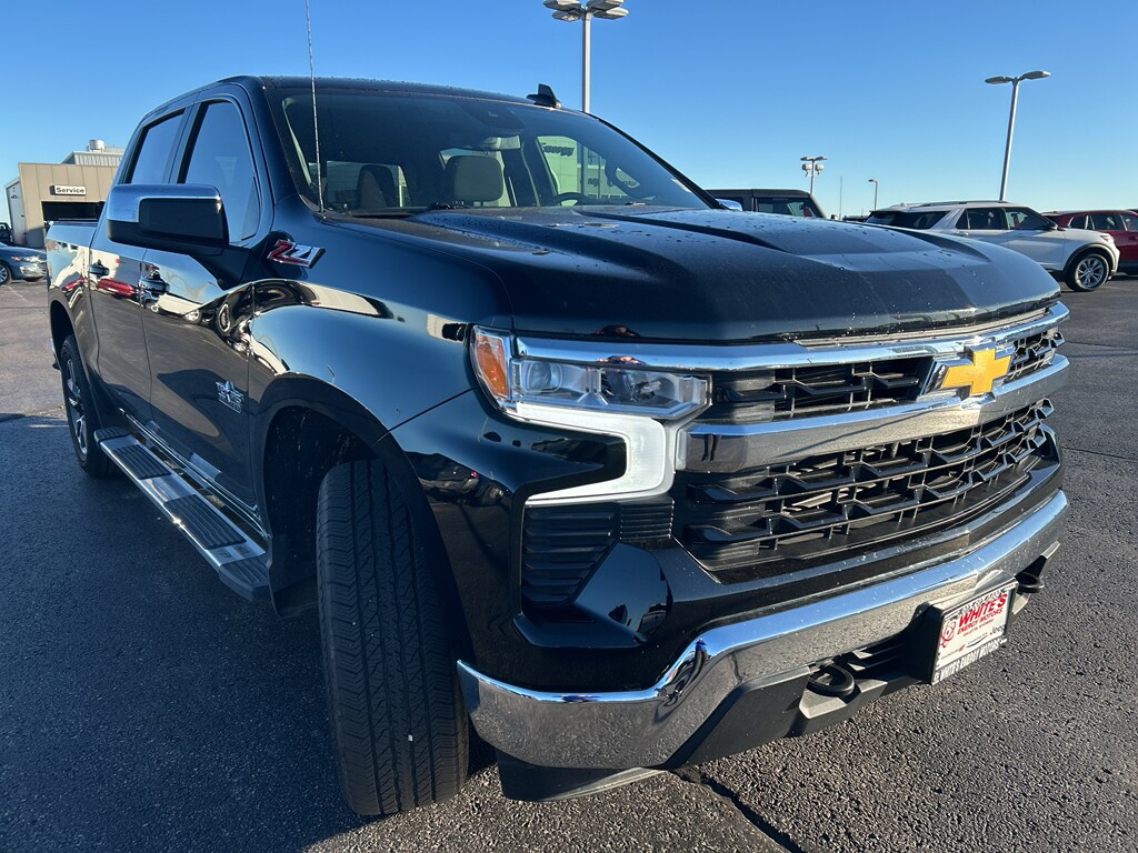 2024 Chevrolet Silverado 1500 LT photo 2
