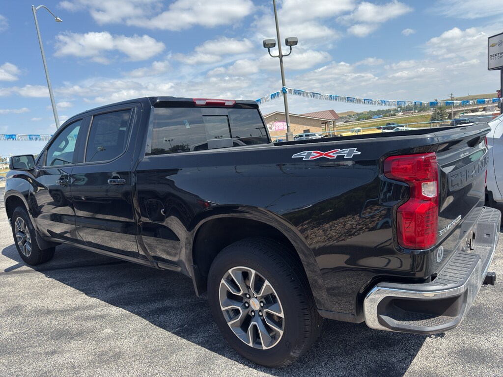 2025 Chevrolet Silverado 1500 LT photo 4