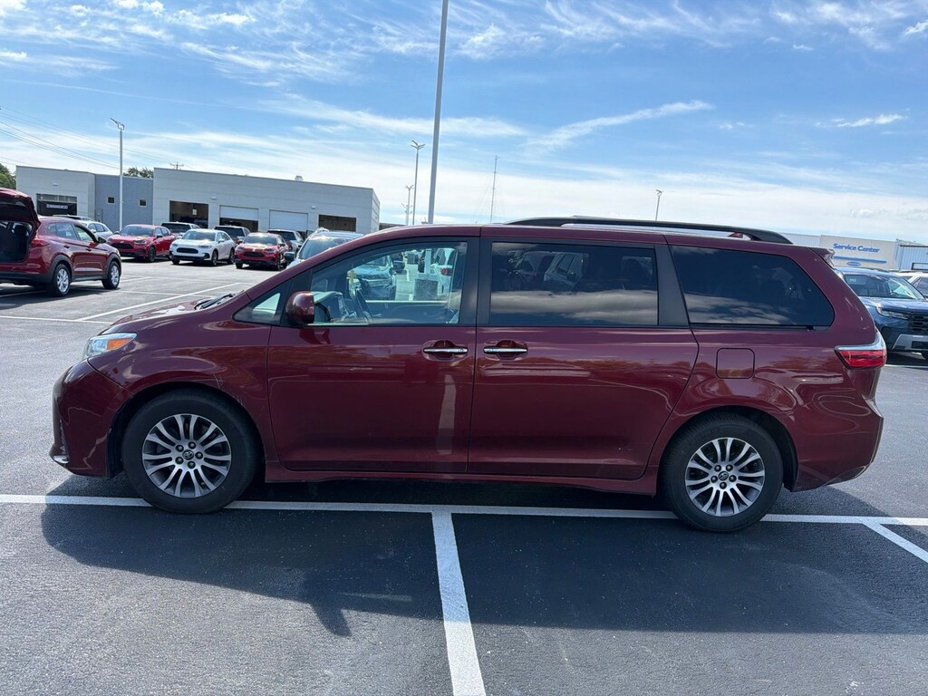 Used 2018 Toyota Sienna XLE Minivan/Van