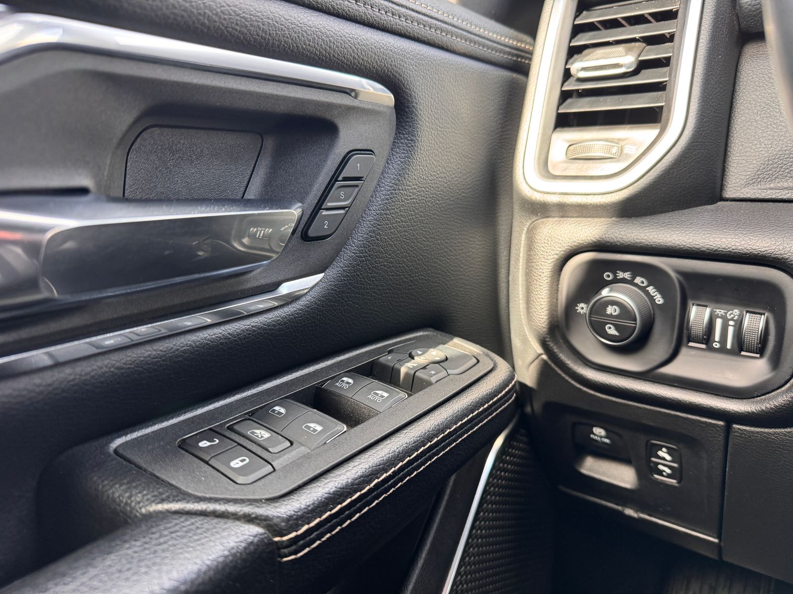 2025 RAM Ram 1500 Pickup Laramie - Photo 15