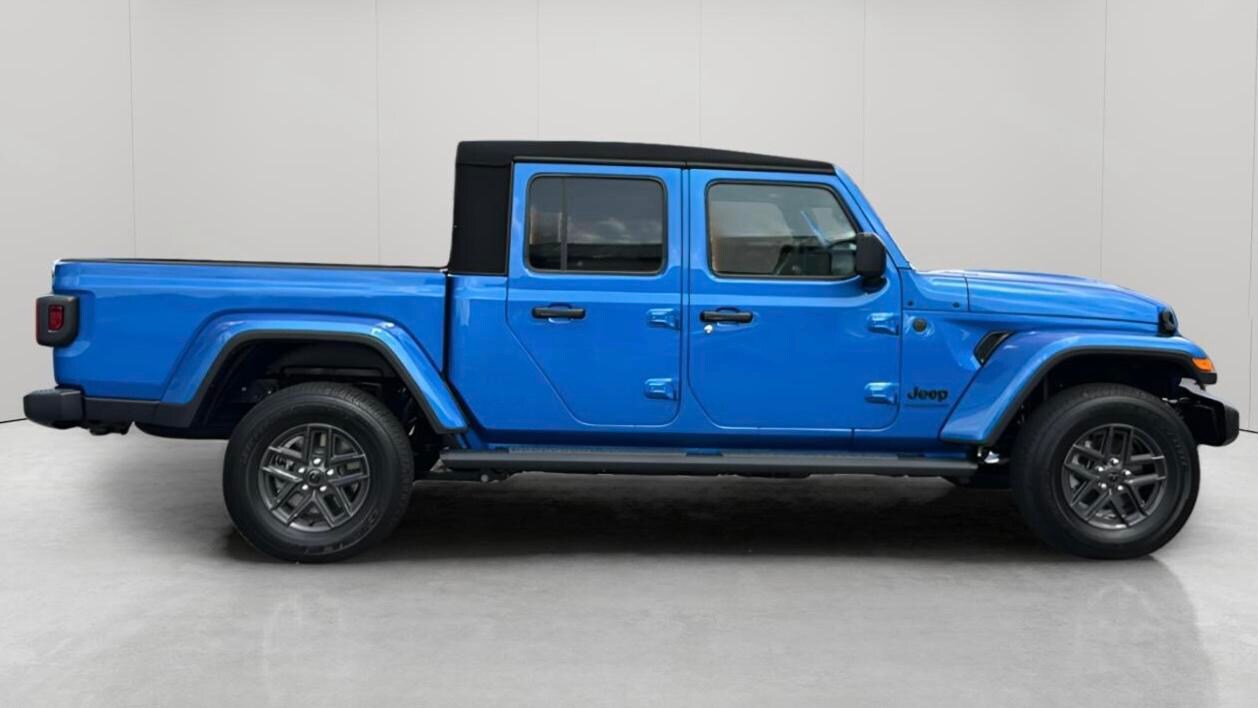 2025 Jeep Gladiator Sport S photo 2
