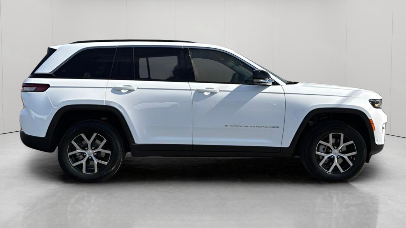 2025 Jeep Grand Cherokee Limited photo 3