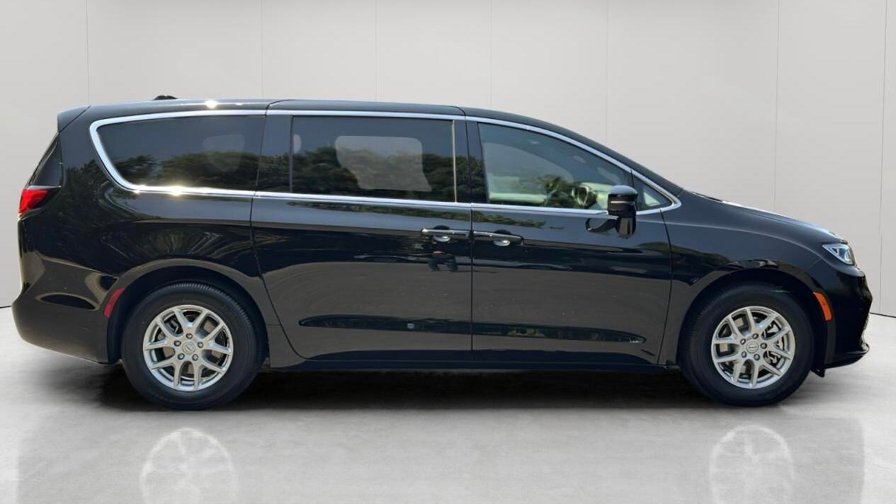2026 Chrysler Pacifica photo 3