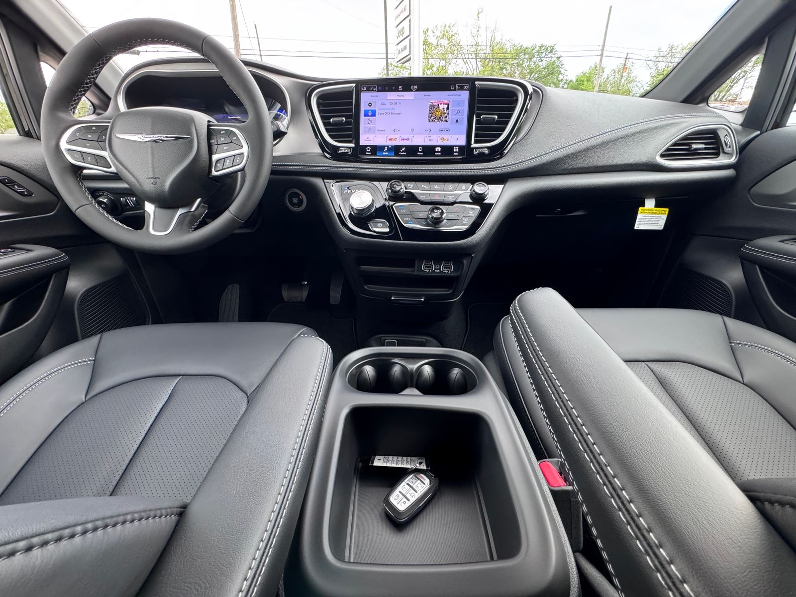 2025 Chrysler Pacifica photo 2