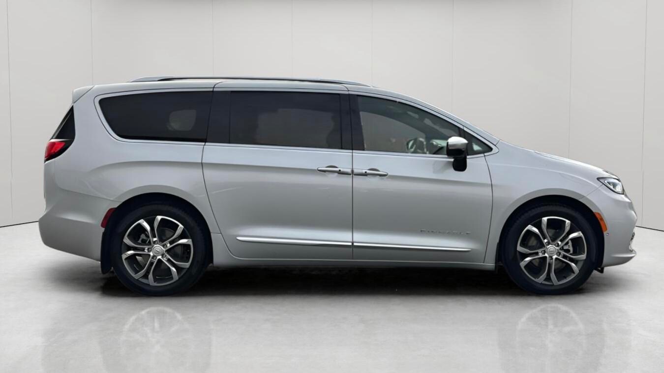 2026 Chrysler Pacifica Pinnacle photo 2
