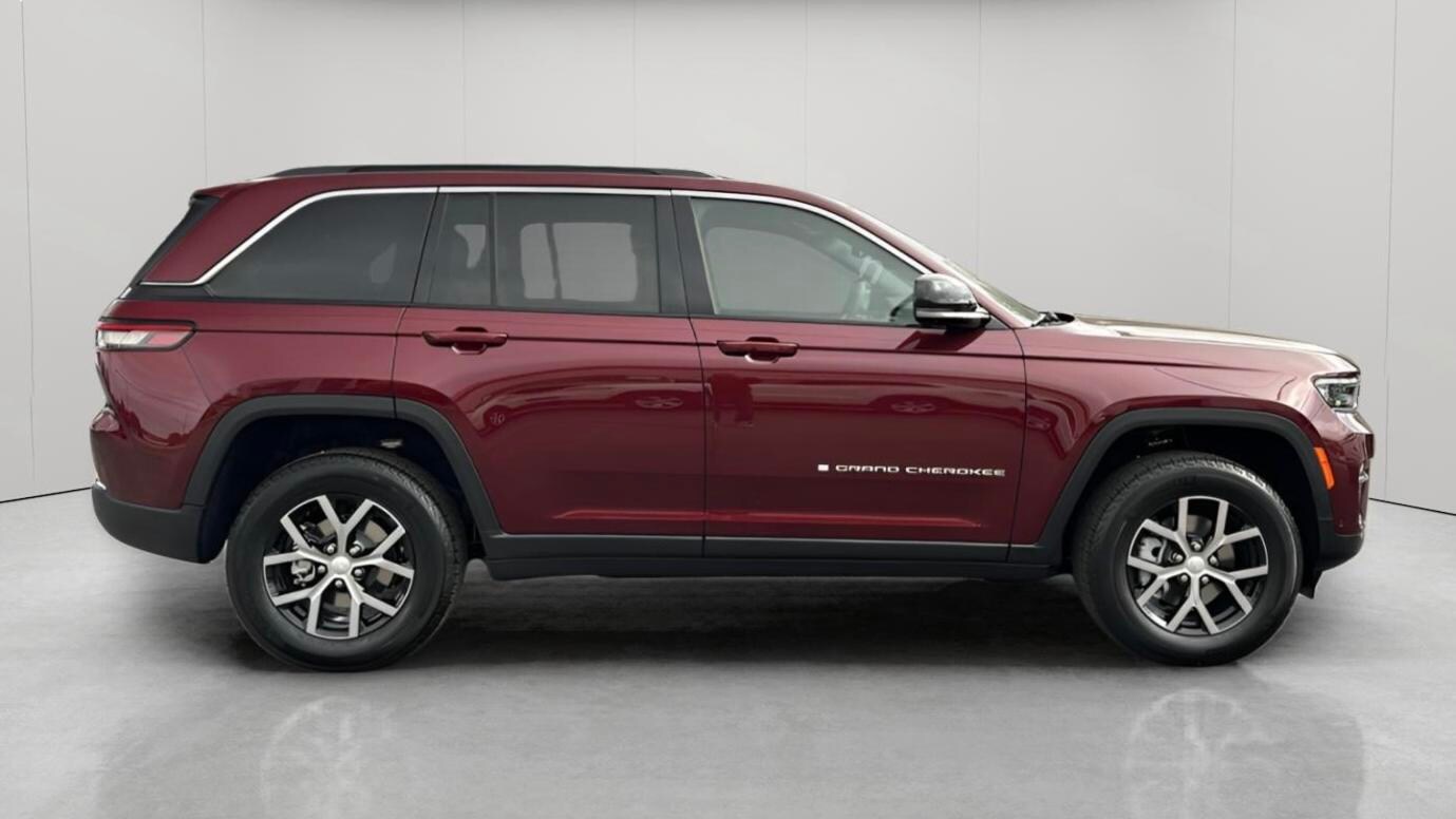 2025 Jeep Grand Cherokee Limited photo 3
