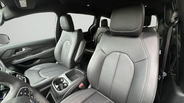 2025 Chrysler Pacifica Select - Photo 12