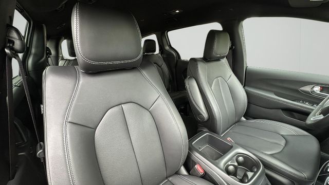 2025 Chrysler Pacifica Select - Photo 16