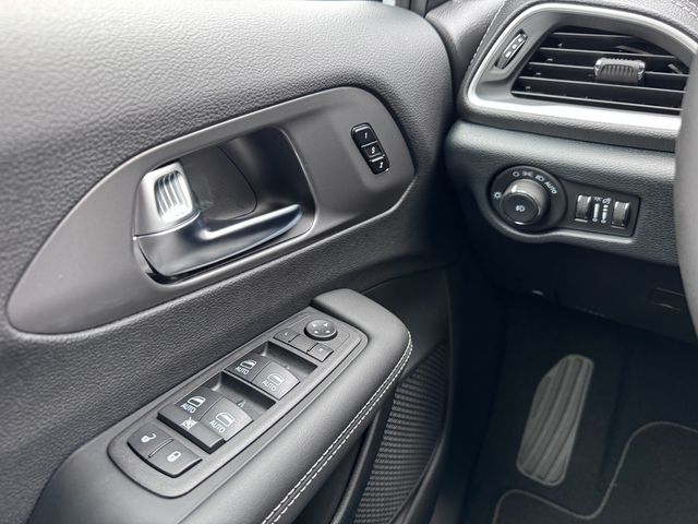 2025 Chrysler Pacifica Select - Photo 13