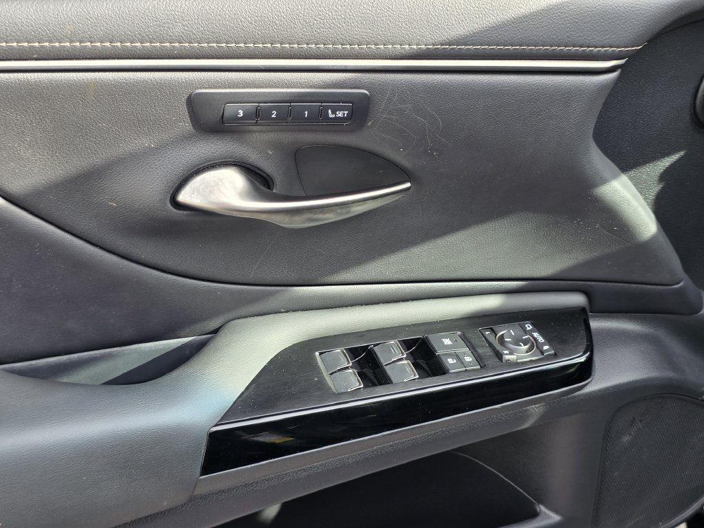 2022 Lexus ES 350 - Photo 30