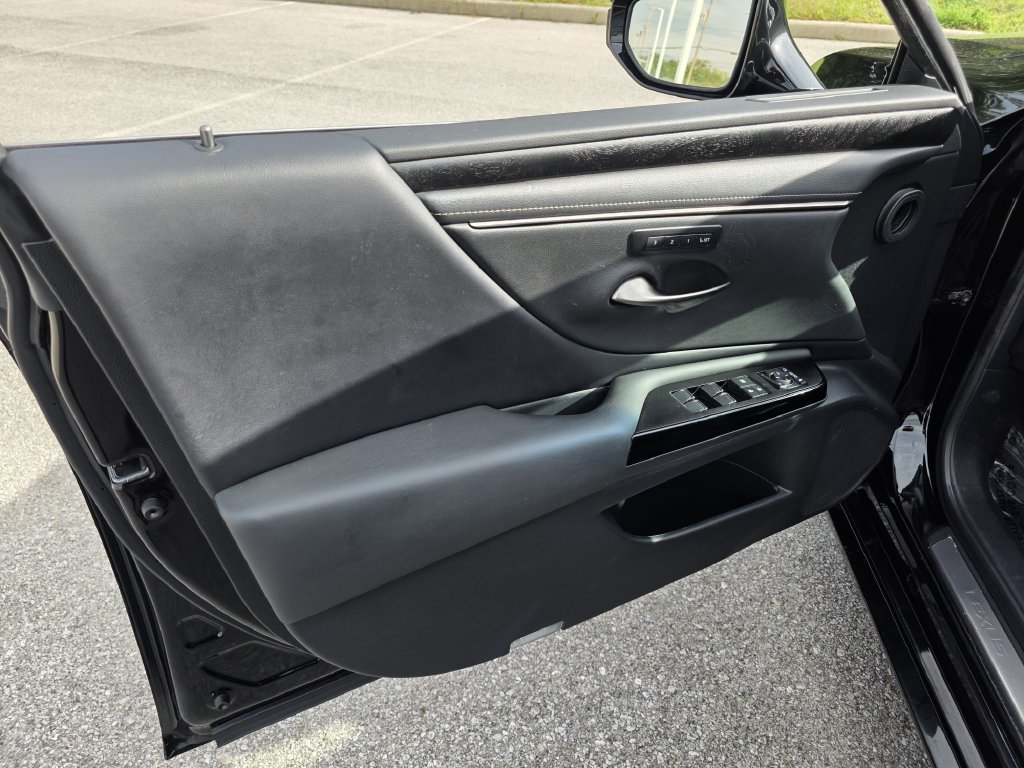 2022 Lexus ES 350 - Photo 17