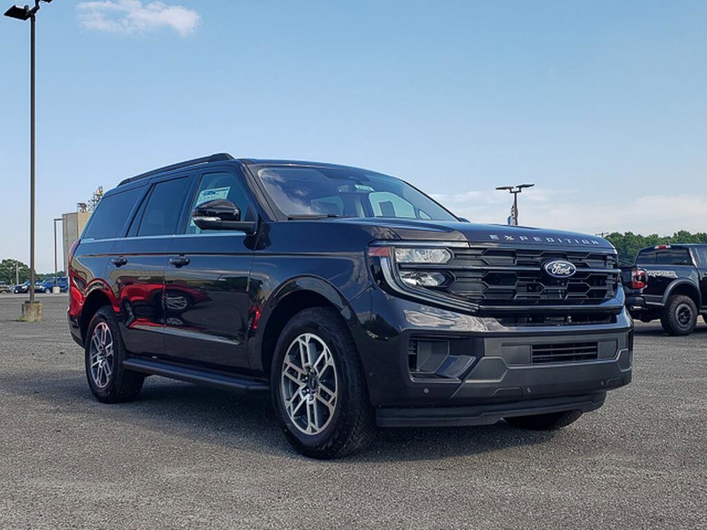 2025 Ford Expedition photo 3