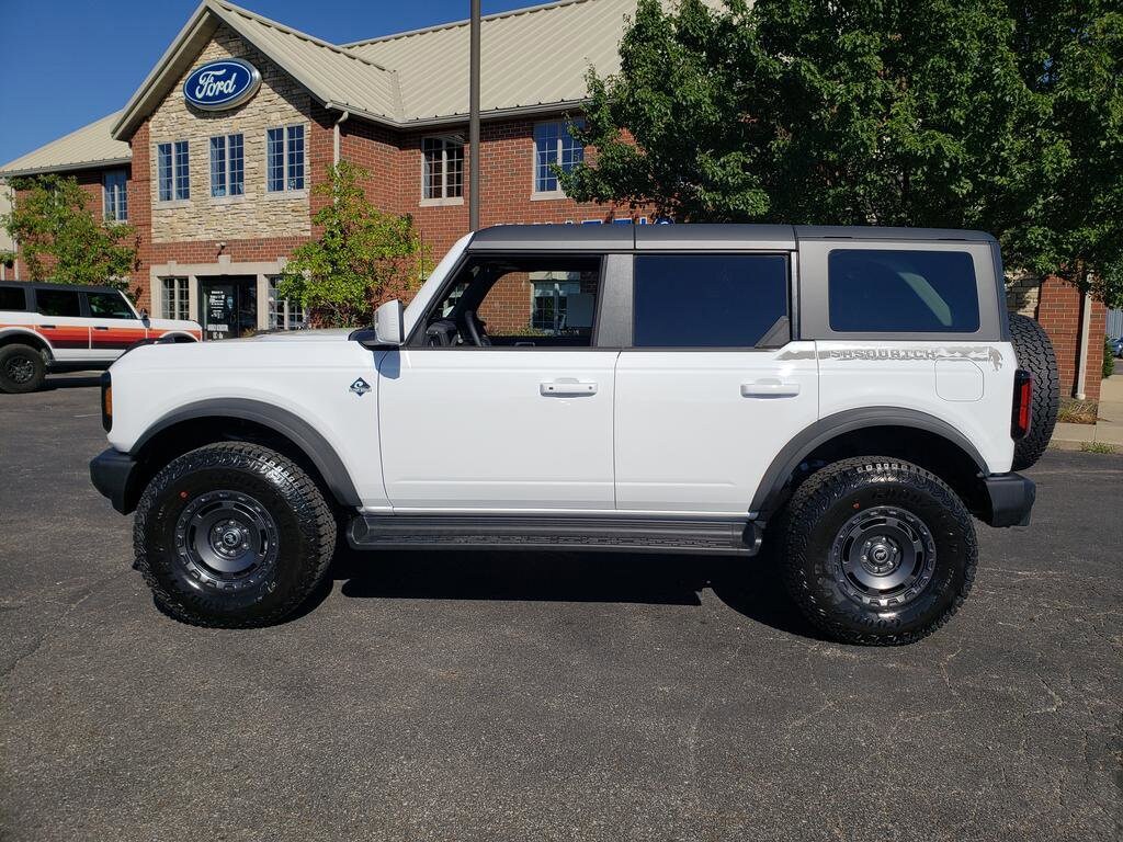 2025 Ford Bronco Outer Banks photo 2