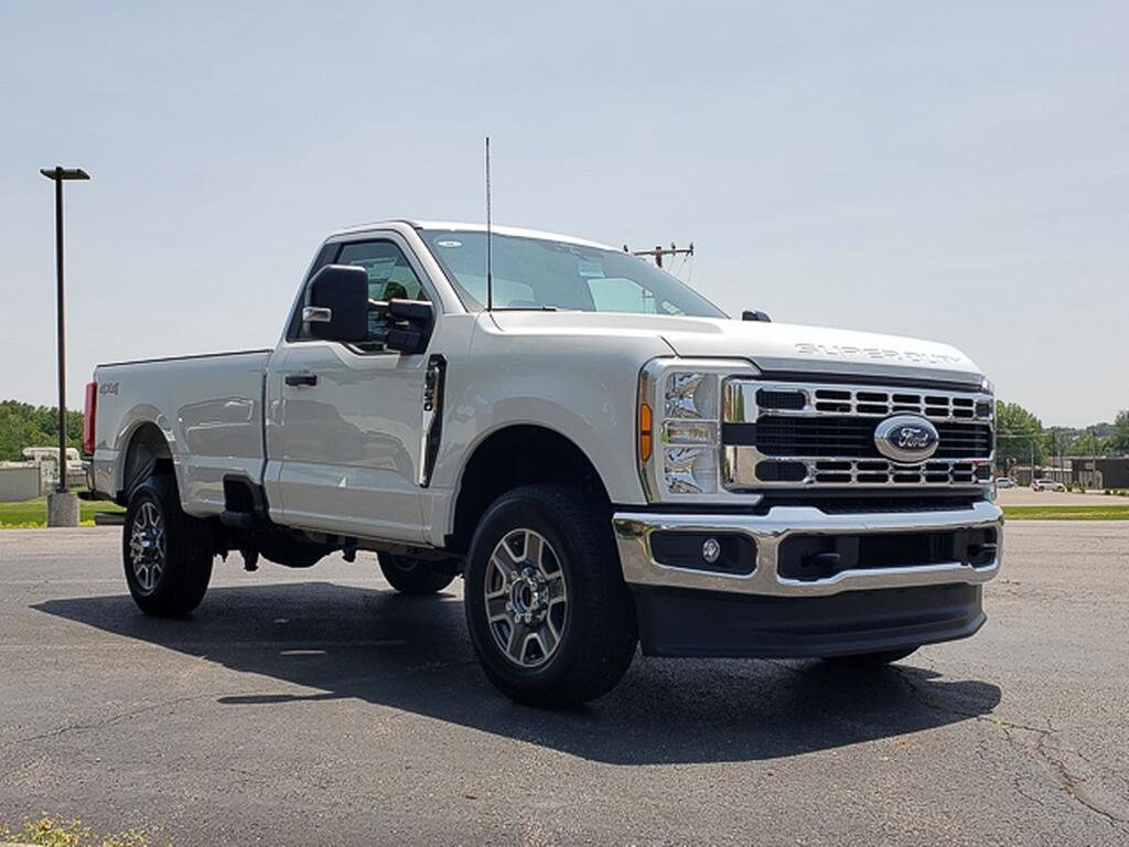 2025 Ford F-350 XLT photo 3
