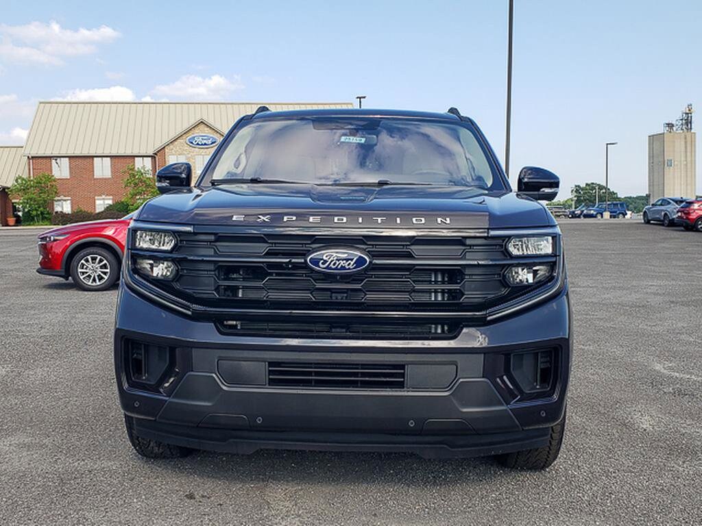 2025 Ford Expedition photo 2