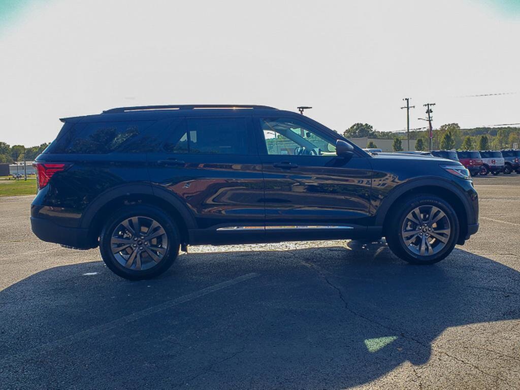 2025 Ford Explorer photo 3