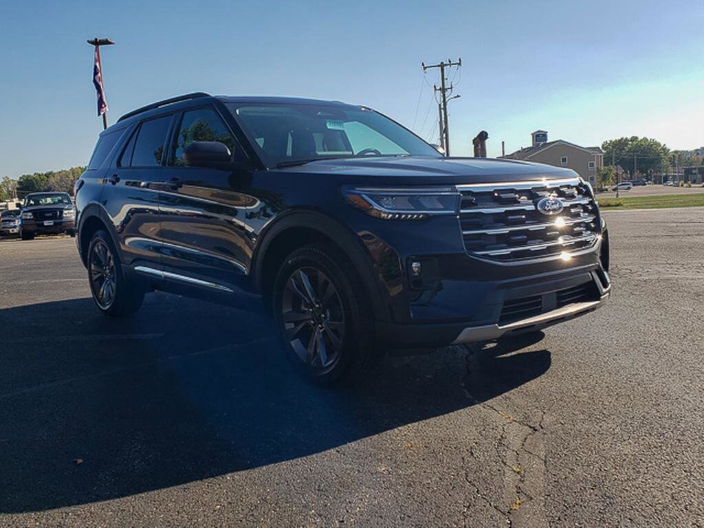 2025 Ford Explorer photo 2