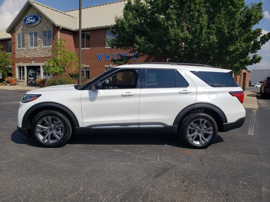 2025 Ford Explorer photo 2