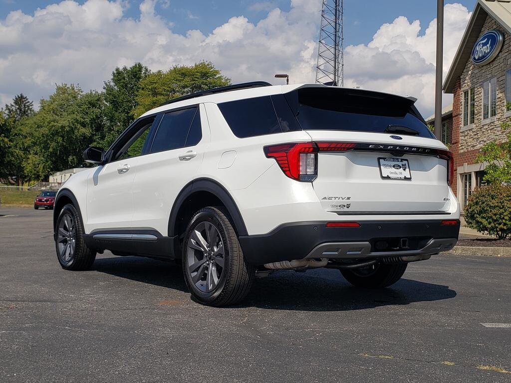 2025 Ford Explorer photo 3