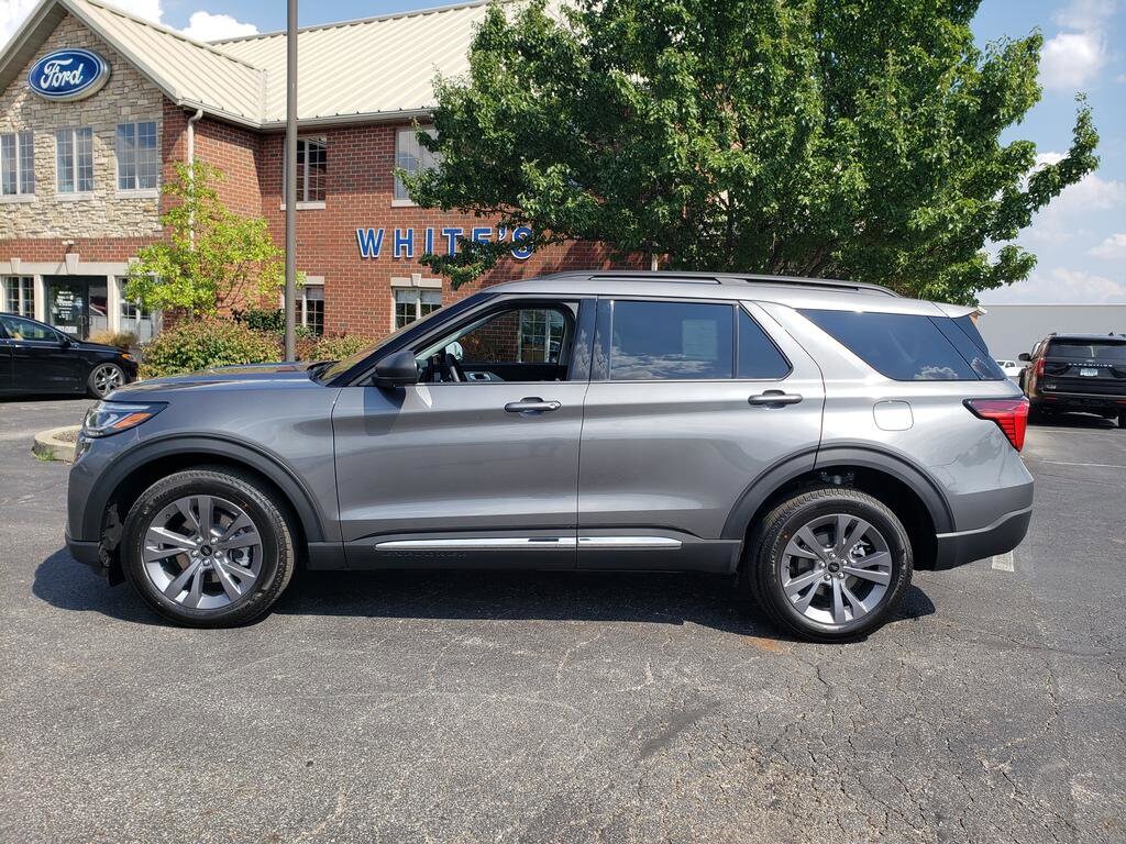 2025 Ford Explorer photo 2