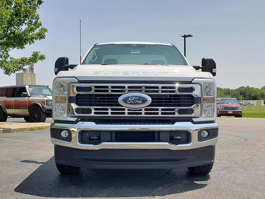 2025 Ford F-350 XLT photo 2