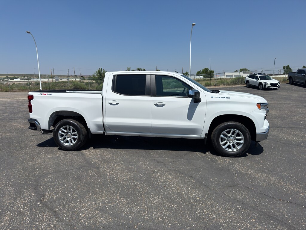2025 Chevrolet Silverado 1500 LT photo 4