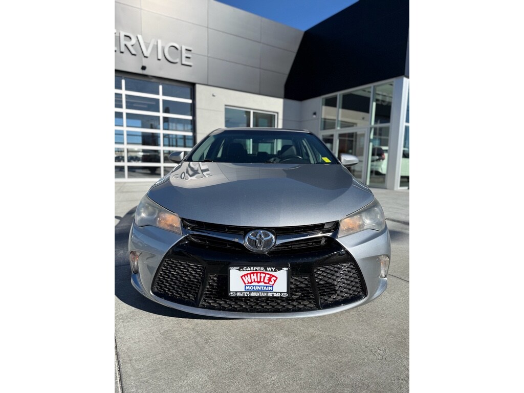 2017 Toyota Camry SE photo 3