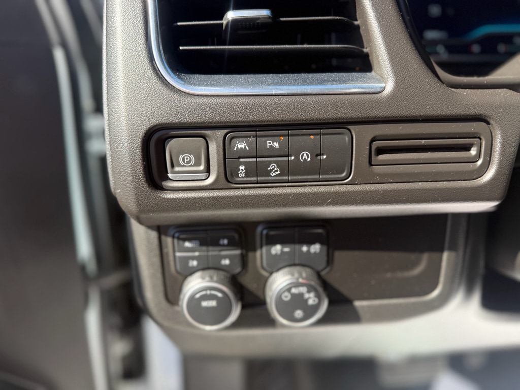 2023 Chevrolet Suburban Premier - Photo 18