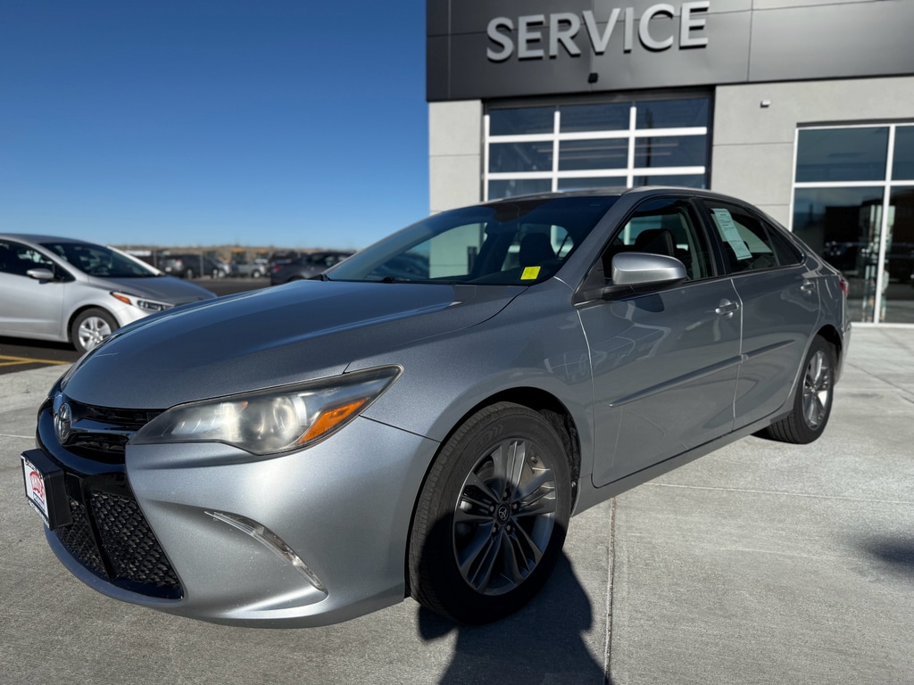 Used 2017 Toyota Camry SE Sedan