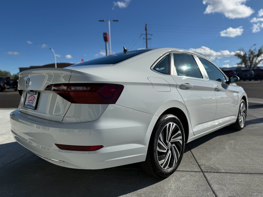2021 Volkswagen Jetta SEL photo 3