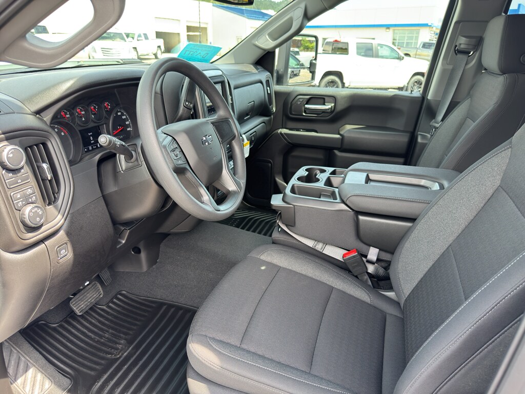 2025 Chevrolet Silverado 2500HD Custom photo 10