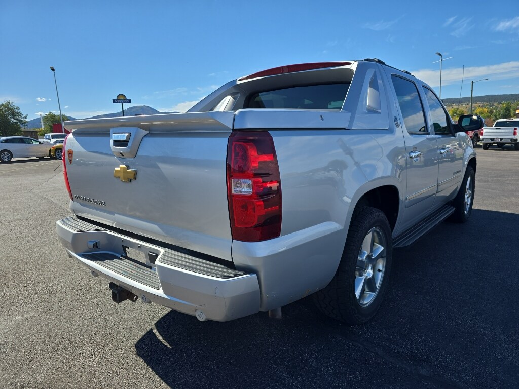 2013 Chevrolet Avalanche LTZ photo 3