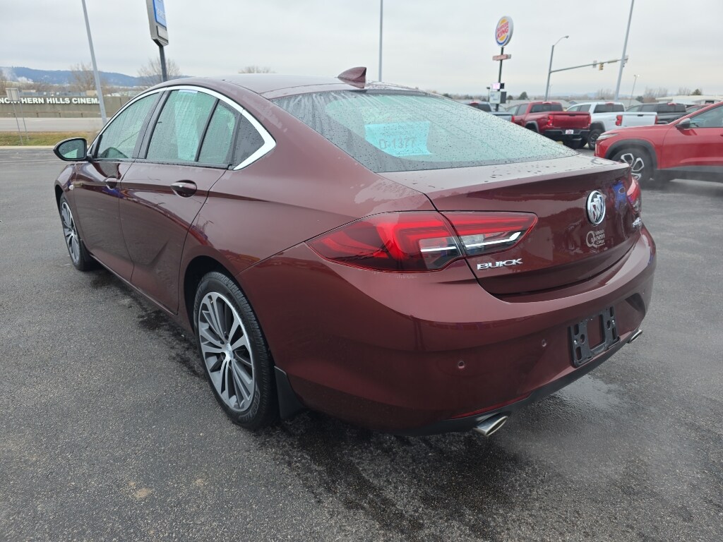 2018 Buick Regal Sportback Essence photo 2