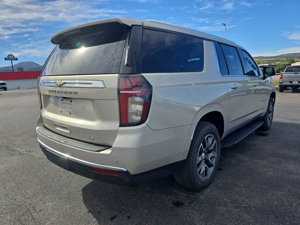 2021 Chevrolet Suburban LT photo 3