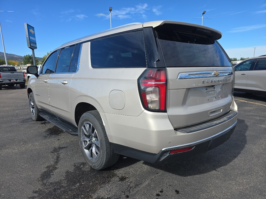 2021 Chevrolet Suburban LT photo 2